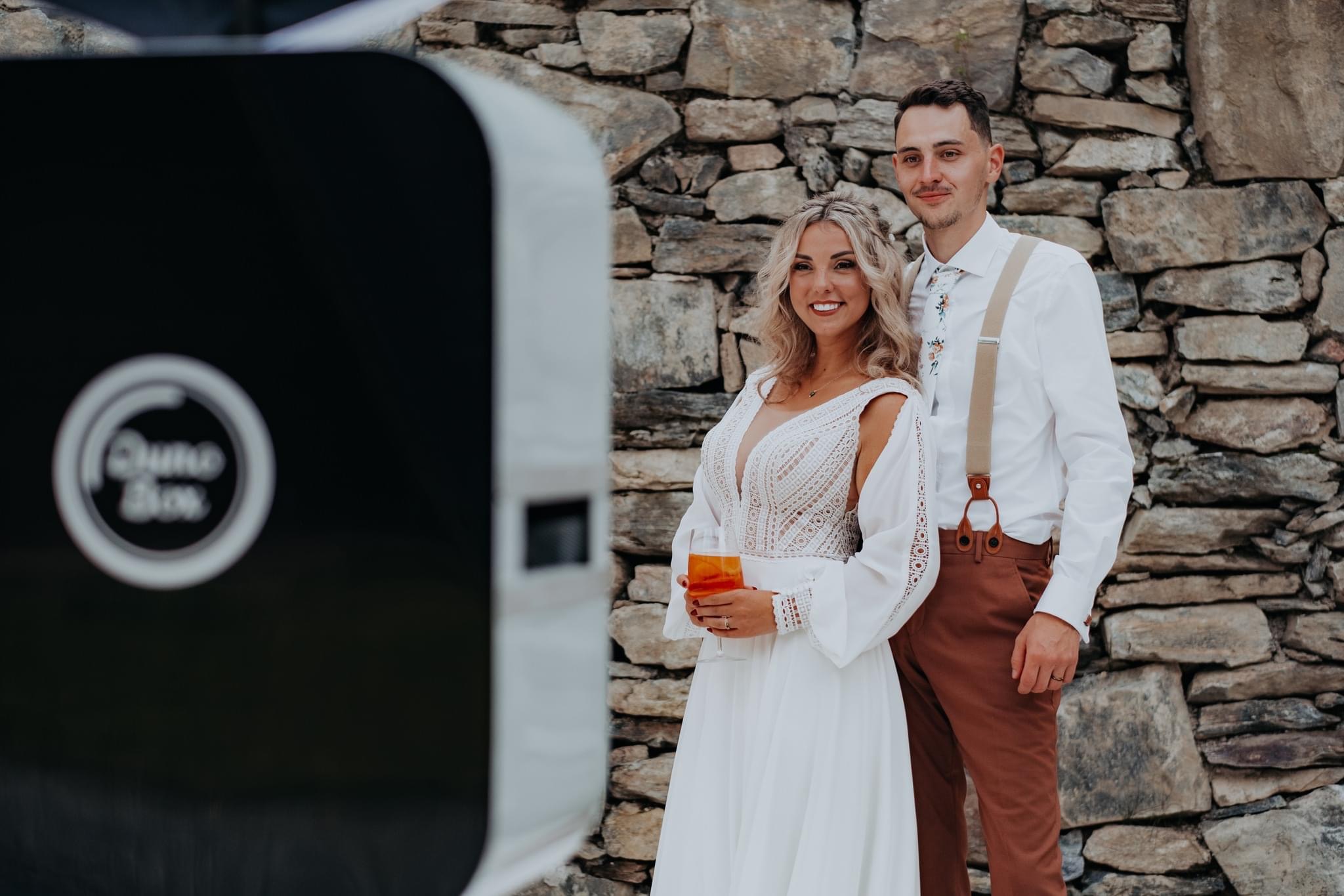 Novomanželé s fotokoutkem